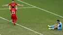 Xherdan Shaqiri berlari menghampiri rekan setimnya usai menjebol gawang Honduras dan memastikan kemenangan Swiss di laga penutup penyisihan Piala Dunia 2014 Grup E di Stadion Amazonia, Manaus, Brasil, (26/6/2014). (REUTERS/Andres Stapff)