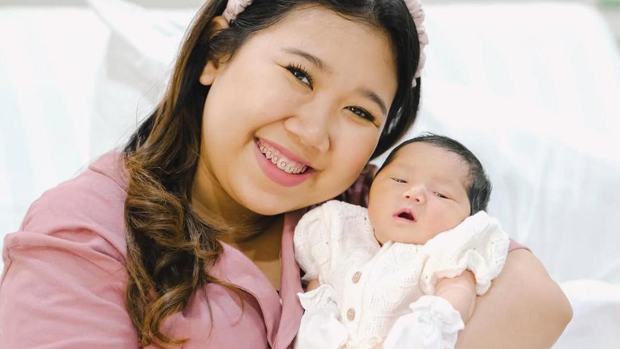 Kiky Saputri dan Suami Gendong Anak Pertama, Potret Kebahagiaan Keluarga Kecil Mereka