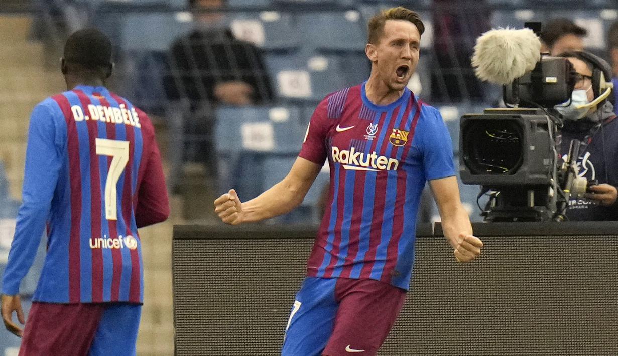 Empat menit sebelum babak pertama usai, keunggulan Real Madrid harus pupus usai Militao yang berusaha membuang bola malah terkena Luuk de Jong. Skor menjadi 1-1 hingga waktu turun minum. (AP/Hassan Ammar)