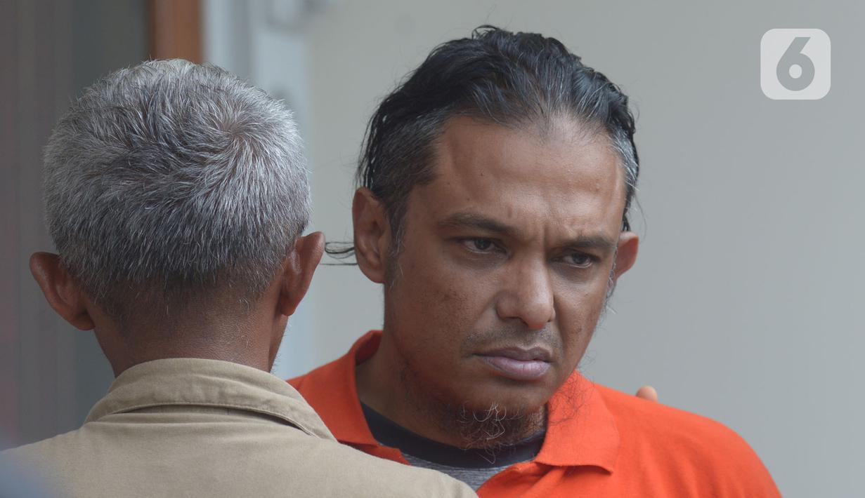 Tersangka penodongan pelajar SMA menggunakan senjata api, Abdul Malik saat penggeledahan terhadap rumahnya di kawasan Kemang, Kamis (26/12/2019). Polres Jakarta Selatan Polisi menemukan sejumlah hewan langka yang sudah diawetkan atau offset. (merdeka.com/Imam Buhori)