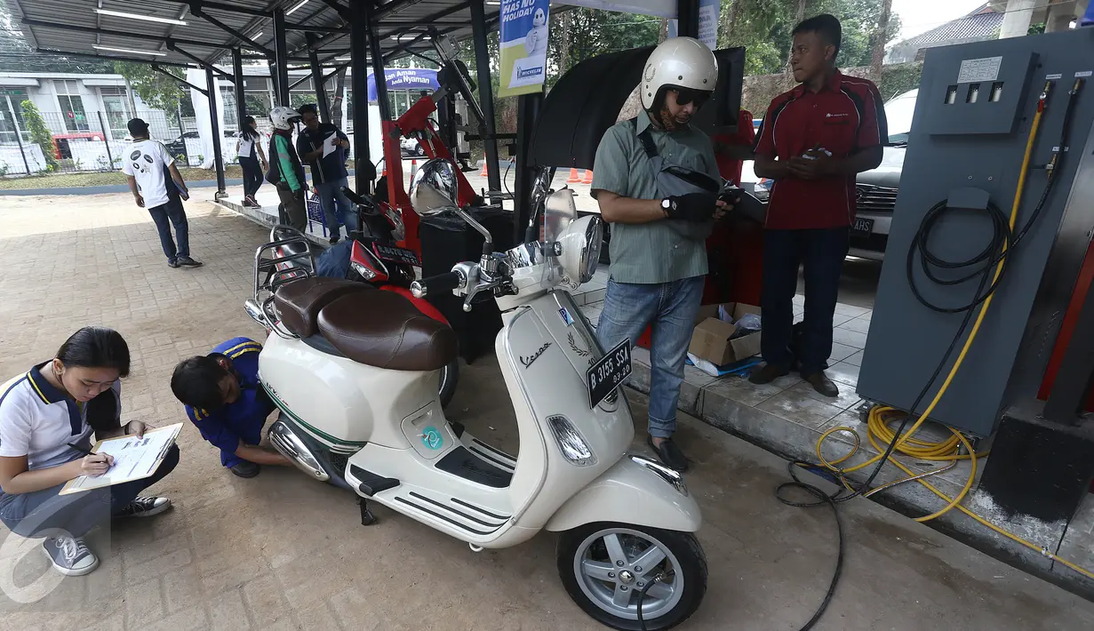 Petugas mengecek kondisi ban di Kamaz Station, Jakarta, Rabu (15/6). Michelin dan PT Tehnika Ina menjalin kemitraan dengan membuka toko retail ban Kamaz Station dalam rangka menghadirkan layanan fast fit (bengkel cepat). (Liputan6.com/Angga Yuniar)