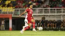 Pemain Timnas Indonesia U-20, Ronaldo Joybera Junior berebut bola dengan pemain Timnas Timor Leste dalam laga pertama Grup F Kualifikasi Piala Asia U-20 2023 di Stadion Gelora Bung Tomo, Surabaya (14/9/2022). Anak asuh Shin Tae-yong menang 4-0 atas Timor Leste. (FOTO: Dok. PSSI)