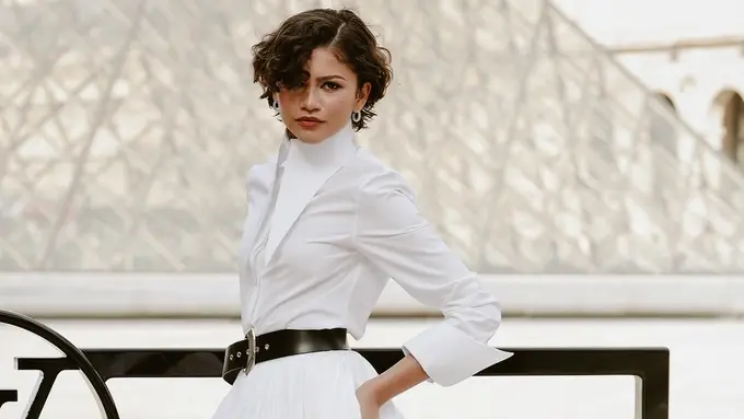 First Look Zendaya Usai Menikah dengan Tom Holland, Bak Pengantin Pakai Dress Putih dan Cincin Emas di Paris Fashion Week