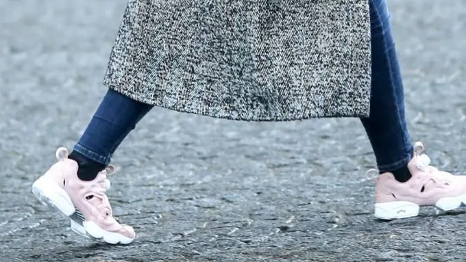 [Bintang] Tinggalkan Model Basic, Pilih Sneakers Warna Pastel untuk Kesan yang Feminine