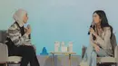 Ia mengenakan tanktop satin dengan celana tenun biru langit dengan motif emas yang cantik [@ralineshah]