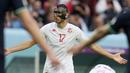 Ellyes Skhiri. Gelandang bertahan Tunisia berusia 27 tahun ini telah menjalani dua laga di Grup D melawan Denmark pada matchday pertama (22/11/2022) dan kontra Australia pada matchday kedua (26/11/2022) dengan selalu menggunakan topeng dan tampil penuh selama 90 menit. Hasilnya, Tunisia ditahan imbang 0-0 oleh Denmark dan kalah 0-1 dari Australia. Tunisia pun sementara menghuni dasar klasemen Grup D. (AP/Ricardo Mazalan)