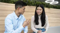 Tak hanya soal IQ dan prestasi akademik—kecerdasan emosional (EQ) juga terbukti jadi kunci sukses di dunia kerja! Yuk, Sahabat Fimela, kita temukan manfaat utama EQ dalam membangun karier yang cemerlang, lengkap dengan langkah praktis untuk mengasah keterampilan emosionalmu mulai hari ini. (Foto dok: Freepik/jcom).