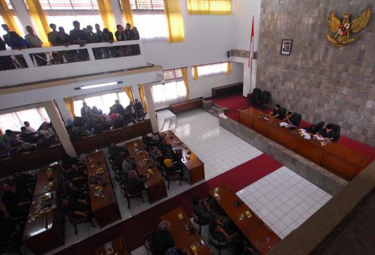 Sidang Aceng ditunda, warga marah-marah di gedung DPRD Garut