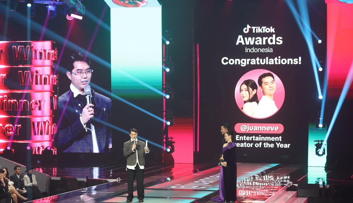 Memasuki tahun kelima penyelenggaraan, TikTok Awards Indonesia 2025 mengusung tema “New Era, New Icons”. Tampak dalam foto, kemeriahan malam puncak TikTok Awards Indonesia 2025 di Studio Emtek City Indosiar, Jakarta, pada Jumat (21/11/2025) malam. TikTok resmi menobatkan 19 pemenang dari 16 kategori dalam malam puncak TikTok Awards Indonesia 2025 yang digelar pada Jumat (21/11/2025). (Kapanlagi.com/Budy Santoso)