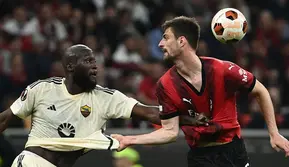 Di babak awal laga, AC Milan cukup kerepotan mengatasi tekanan AS Roma. (Isabella BONOTTO/AFP)