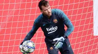 Kiper Barcelona, Neto, semakin percaya diri menatap La Liga 2020-2021 setelah mempersembahkan clean sheets pertama musim ini. (AFP/Pau Barrena)