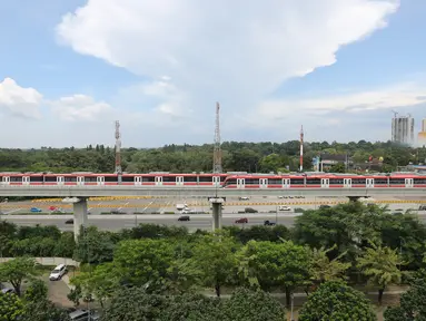 Rangkaian gerbong kereta LRT Jabodebek parkir di dekat stasiun LRT Harjamukti, Cibubur, Jakarta Timur, Jumat (26/3/2021). Berdasarkan data per 5 Maret 2021, progres pembangunan fase 1 LRT Jabodebek telah mencapai 83,37%. (Liputan6.com/Fery Pradolo)