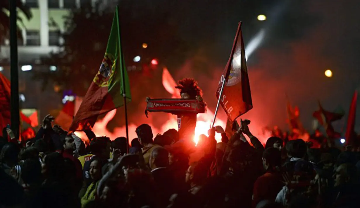 Di pusat kota Lisbon, Portugis, Senin (21/4/2014), suporter Benfica berkumpul dan merayakan gelar LIga Portugal ke-33 buat tim berjuluk The Eagles. (AFP PHOTO/PATRICIA DE MELO MOREIRA)