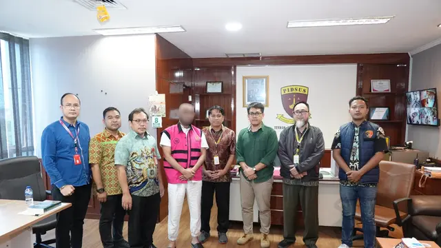 DJP menyerahkan tersangka tindak pidana penerbitan faktur pajak tidak berdasarkan transaksi yang sebenarnya (TBTS) atau faktur fiktif kepada JPU di Kejaksaan Negeri Jakarta Selatan. (Foto: Ditjen Pajak)