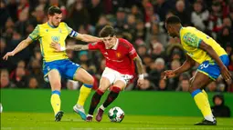 Pemain Manchester United Alejandro Garnacho (tengah) berebut bola dengan pemain Nottingham Forest Willy Boly (kanan) dan Remo Freuler pada pertandingan sepak bola leg kedua semifinal Piala Liga Inggris di Old Trafford, Manchester, Inggris, 1 Februari 2023. Manchester United melaju ke final Piala Liga Inggris usai mengalahkan Nottingham Forest dengan skor 3-0 pada leg pertama dan 2-0 pada leg kedua. (AP Photo/Dave Thompson)