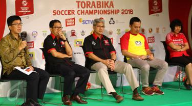 CEO EMTEK Group Sutanto Hartono (kiri) memberikan keterangan saat konferensi pers musim kedua Torabika Soccer Championship 2016, Jakarta, Rabu (31/8). (Liputan6.com/Fery Pradolo)