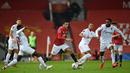 Striker Manchester United, Mason Greenwood (tengah) menggiring bola dibawah penjagaan tiga pemain Watford dalam laga babak ke-3 Piala FA 2020/21 di Old Trafford, Sabtu (9/1/2021). Manchester United menang 1-0 atas Watford. (AFP/Oli Scarff/Pool)
