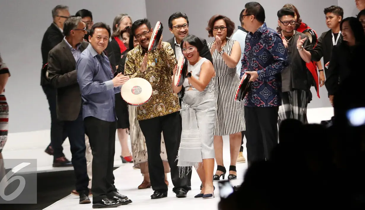 Wagub DKI Jakarta Djarot Saiful Hidayat, Kepala Bekraf Triawan Munaf, dan Ketua Umum JFW Svida Alisjahbana memukul rebana sebagai tanda pembukaan event Jakarta Fashion Week 2017 di Senayan City, Jakarta, Sabtu (22/10). (Liputan6.com/Immanuel Antonius)