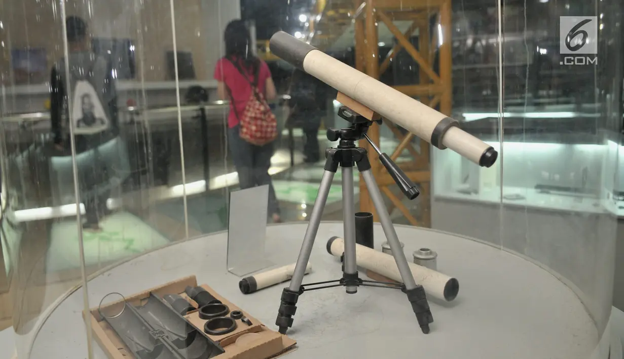 Pengunjung melihat koleksi di ruang pameran Planetarium Jakarta, Rabu (24/7/2019). Tutupnya perusahaan penyedia suku cadang Planetarium dan Observatorium Jakarta membuat pertunjukan hanya digelar dua kali dari biasanya tujuh kali sehari. (merdeka.com/Iqbal Nugroho)