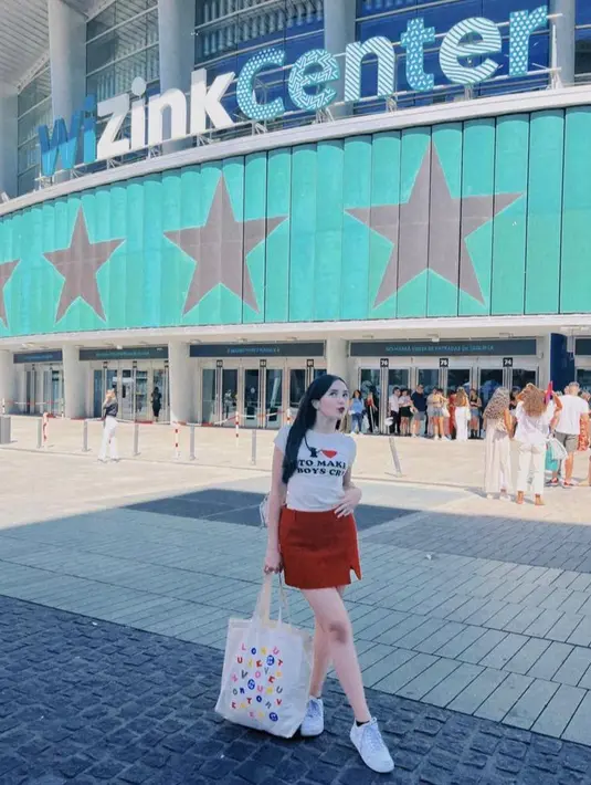 Nonton konser Harry Styles, Beby Tsabina tampil kasual mengenakan kaos putih dan dipadukan dengan rok merah. (Instagram/bebytsabina).