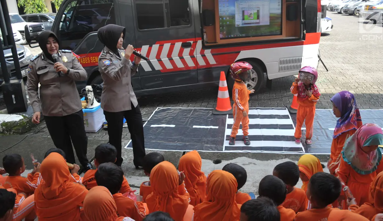 Polisi wanita (polwan) mengajarkan tertib lalu-lintas kepada anak-anak TK ABA Uswatun Hasanah Tembalang saat kunjungan ke Polrestabes Semarang, Selasa (9/4). Acara ini wujud nyata kepedulian Polri kepada masyarakat khususnya anak-anak. (Liputan6.com/Gholib)