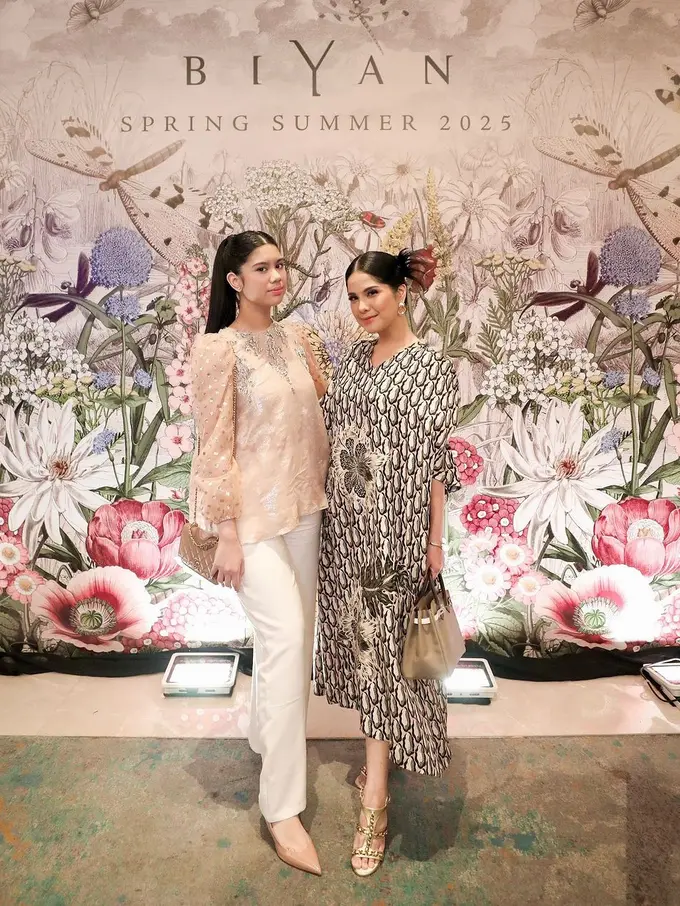 Gaya Mewah Annisa Pohan dan Almira Tunggadewi yang Tampil Bak Anak Kembar dengan Tas Branded di Fashion Show Biyan