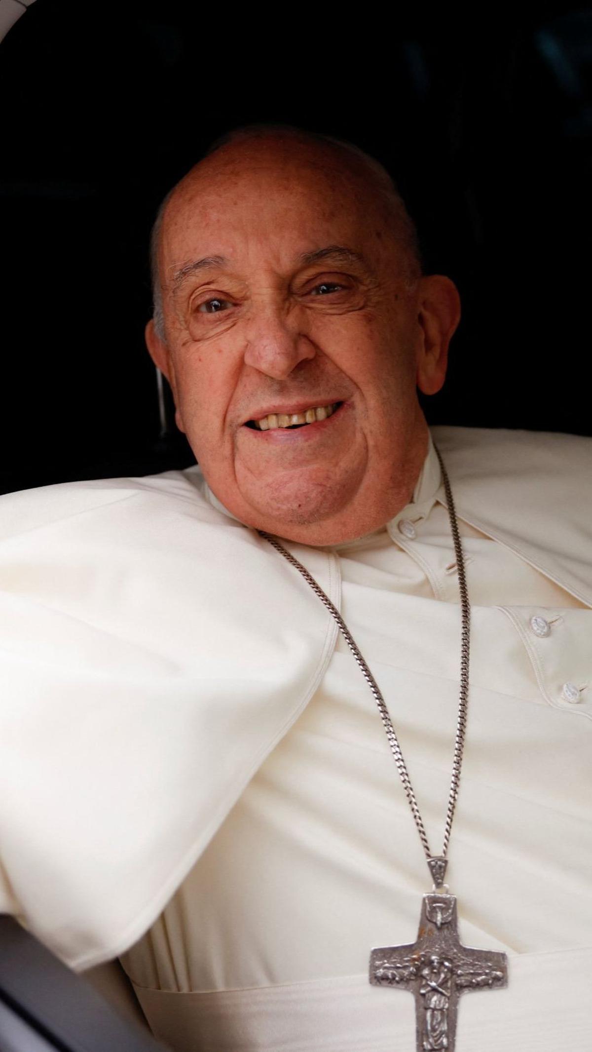 Senyum hangat Paus Fransiskus saat menyapa sejumlah narapidana wanita seusai memimpin Misa Kamis Putih menjelang perayaan Paskah di Penjara Rebibbia, Roma, Italia, pada Kamis (28/3/2024).&nbsp;REUTERS/Remo Casilli&nbsp;