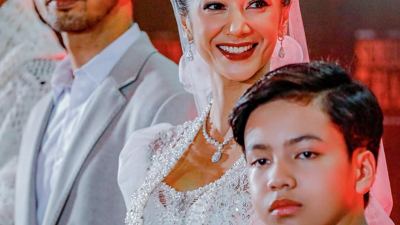 Potret Fanny Ghassani di Gala Premier Film 'SEBELUM 7 HARI', Pakai Kebaya Putih Bergaya Klasik