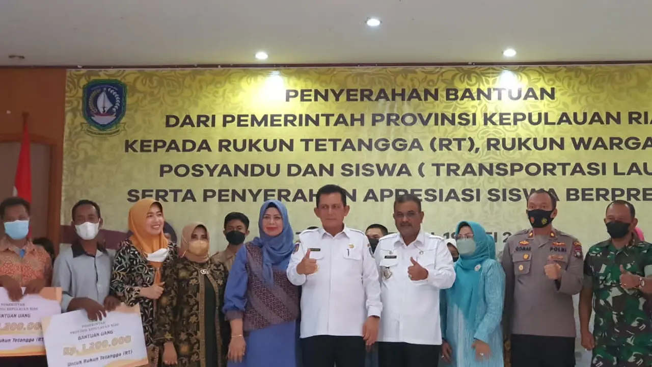 Gubernur Ansar Serahkan Bantuan Untuk RT/RW, Posyandu & Transportasi Siswa di Karimun(Istimewa)