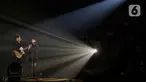 Penyanyi sekaligus musisi, Isyana Sarasvati saat tampil bersama suaminya, Rayhan Maditra dalam konser tunggalnya di Istora Gelora Bung Karno, Senayan, Jakarta, Sabtu (16/11/2024) malam. (Liputan6.com/Herman Zakharia)