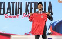 VIDEO: Kluivert Berpeci Pose Pegang Jersey Timnas Indonesia, Kocak Turun Gandeng Denny Landzaat