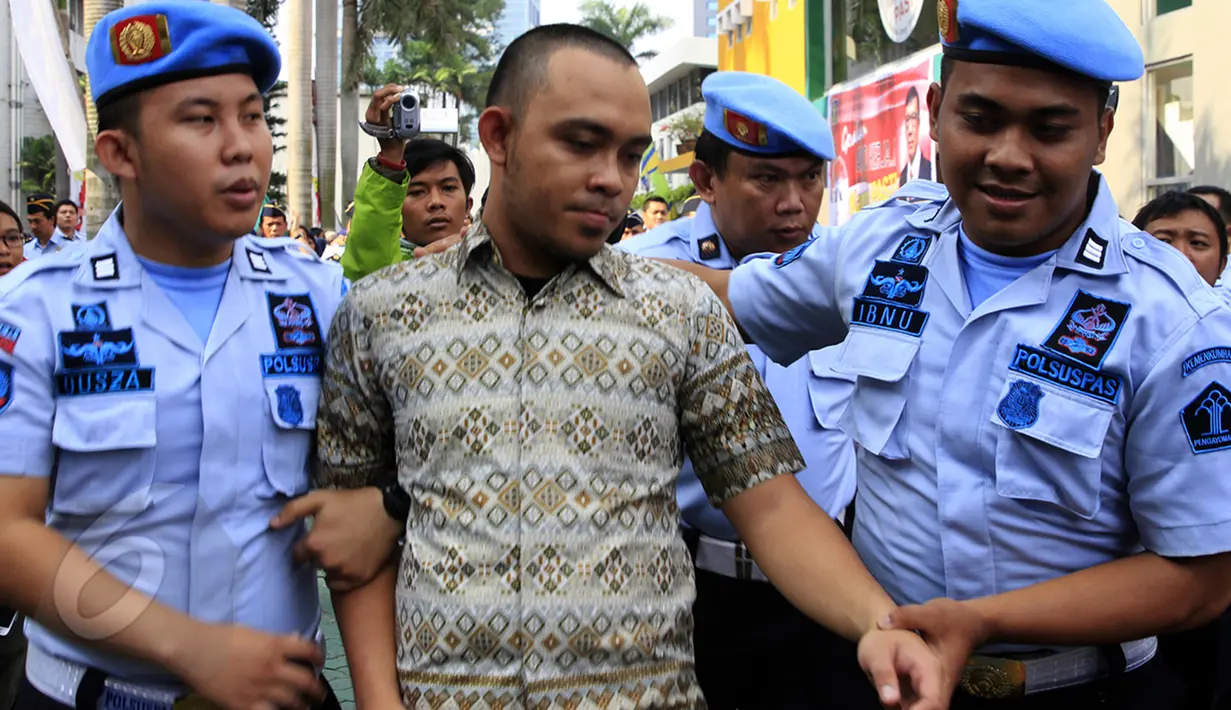 Petugas menggiring Dedi Romadi (tengah), petugas LP Banceuy, Bandung, yang terlibat peredaran narkoba di penjara, usai mengikuti upacara pemecatan di Lapangan Kantor Kemenkumham, Jakarta, Senin (1/6/2015). (Liputan6.com/Johan Tallo)