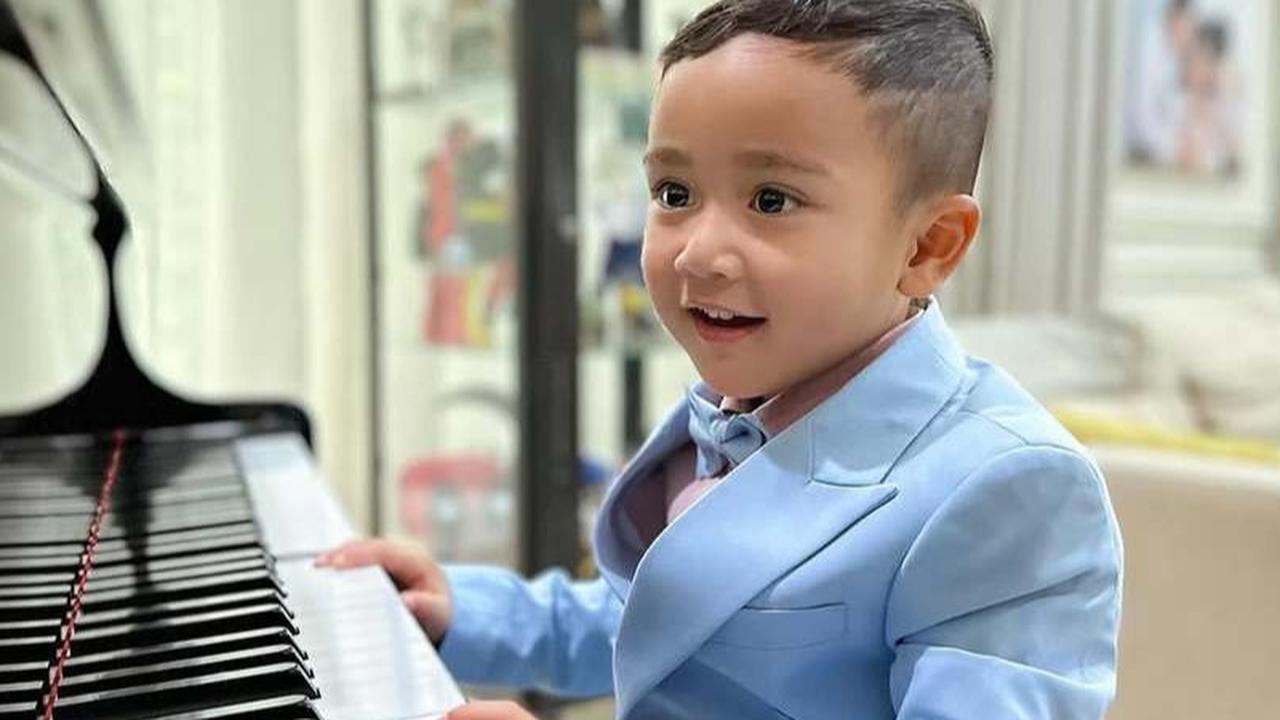 Dikenal Serba Bisa Seperti Raffi Ahmad, Potret Rayyanza Main Piano - Gayanya Super Imut Buat Penggemar Semakin Gemas