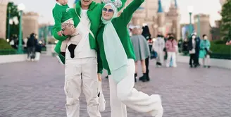 Padu padan warna hijau dengan celana warna khakhi jadi OOTD pilihan Dinda Hauw saat liburan. [@dindahauw]