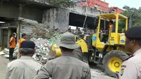 Buldoser merobohkan 3 bangunan kafe yang berdiri di lingkungan Jalan Inspeksi Cakung Drain, Cilincing, Jakarta Utara. (Liputan6.com/Moch Harun Syah)