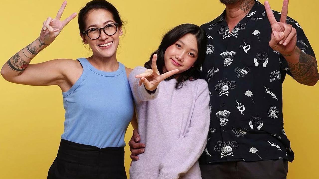 7 Potret Anak Tora Sudiro dan Anak Eno NTRL Duet Bareng, Duo Remaja yang Sama Cantiknya