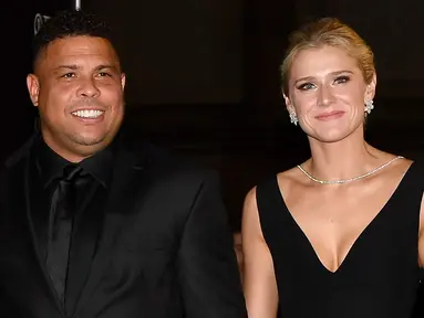 Mantan penyerang Brasil Ronaldo Luís Nazário de Lima didampingi kekasihnya Celina Locks menghadiri The Best FIFA Football Awards 2019 di Teatro alla Scala di Milan (23/9/2019). (AFP Photo/Tiziana Fabi)