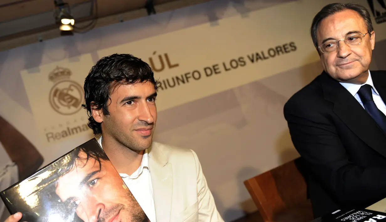 Bersamaan dengan Casillas, nama legenda Real Madrid, Raul Gonzalez (kanan) juga termasuk dalam rekaman suara tersebut. Perez mengatakan Casillas dan Raul adalah penipu. "Dia mengira Madrid itu miliknya dan dia menggunakan segalanya yang ada di Madrid." tambahnya. (Foto: AFP/Dominique Faget)