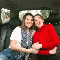 Potret Hangat Aaliyah Massaid dan Reza Artamevia. (Sumber: Instagram.com/aaliyah.massaid)