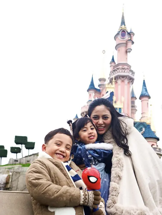 Dengan outfit musim dingin, Rachel Vennya tampak begitu stylish. [Foto: instagram/ Rachelvennya]