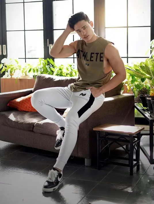 <p>Enrique Dustin yang merupakan runner-up L-Men Of The Year tahun 2019 ini memiliki perawakan yang gagah. (FOTO: instagram.com/iamenriquedustin/)</p>