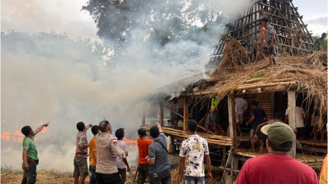 Rumah adat di Kampung Waruwora-Lamboya NTT Terbakar