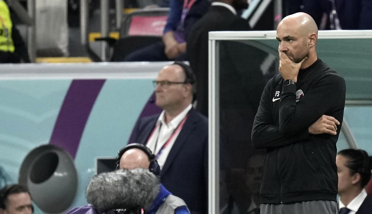 Tampil usai upacara pembukaan, tuan rumah Qatar seperti demam panggung menghadapi Ekuador pada matchday pertama Grup A meski bermain di kandang sendiri yang gagal dimanfaatkan pasukan Felix Sanchez menjadi sebuah keuntungan. (AP/Ariel Schalit)