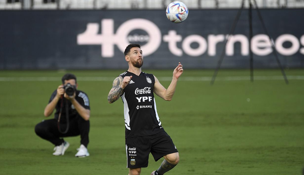 Kapten sekaligus bintang Argentina, Lionel Messi mengontrol bola dalam sesi latihan timnas Argentina di Fort Lauderdale, Florida, jelang laga uji coba menghadapi Honduras. (AP/Michael Laughlin)