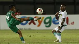 Striker PS Sleman, Irfan Jaya (kiri) berusaha melewati hadangan gelandang Persebaya Surabaya, Franc Rikhart Sokoy dalam laga Grup C Piala Menpora 2021 di Stadion Si Jalak Harupat, Bandung, Rabu (7/4/2021). PS Sleman menang 1-0 atas Persebaya. (Bola.com/Ikhwan Yanuar)