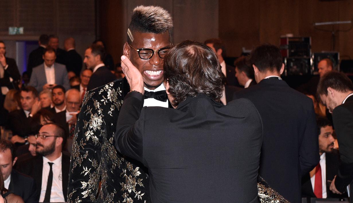 Paul Pogba (kiri) berbincang dengan pelatih AS Roma, Rudi garcia saat menghadiri acara FIFA Ballon d'Or 2015 di Zurich, Swiss, (11/1/2016). Pemain terbaik dunia FIFA Ballon d'Or 2015 direbut penyerang Barcelona Lionel Messi. (AFP/OLIVIER MORIN)