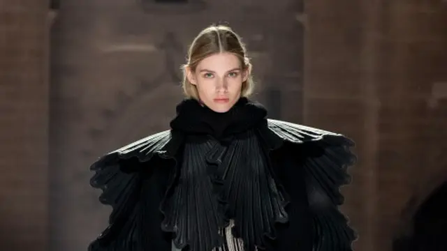 Louis Vuitton Cruise 2026, Saat Mode, Teater, dan Sejarah Berpadu di Palais des Papes