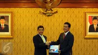 Pejabat baru Menpan-RB, Asman Abnur (kanan) menerima berkas memori jabatan dari Yuddy Chrisnandi  saat serah terima jabatan di Kemenpan RB, Jakarta, Rabu (27/7). Asman Abnur resmi menjabat Menpan-RB menggantikan Yuddy. (Liputan6.com/Helmi Fithriansyah)