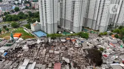 Puluhan unit mobil pemadam kebakaran (damkar) dan ratusan personel dikerahkan untuk melakukan upaya pemadaman. Kebakaran berhasil dipadamkan pada Selasa (10/12/2024) sekitar pukul 15.00 WIB. (Liputan6.com/Herman Zakharia)
