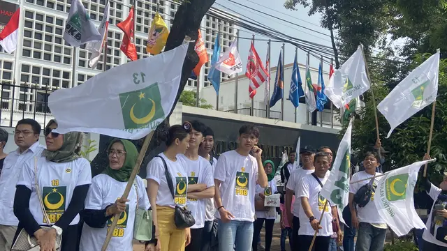Ketua Umum Partai Bulan Bintang (PBB) Yusril Ihza Mahendra dan Sekjen PBB Afriansyah Noor tiba di Kantor Komisi Pemilihan Umum Republik Indonesia (KPU RI).